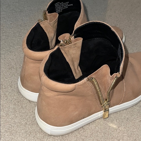 Women’s Kenneth Cole Sneaker - Picture 3 of 10